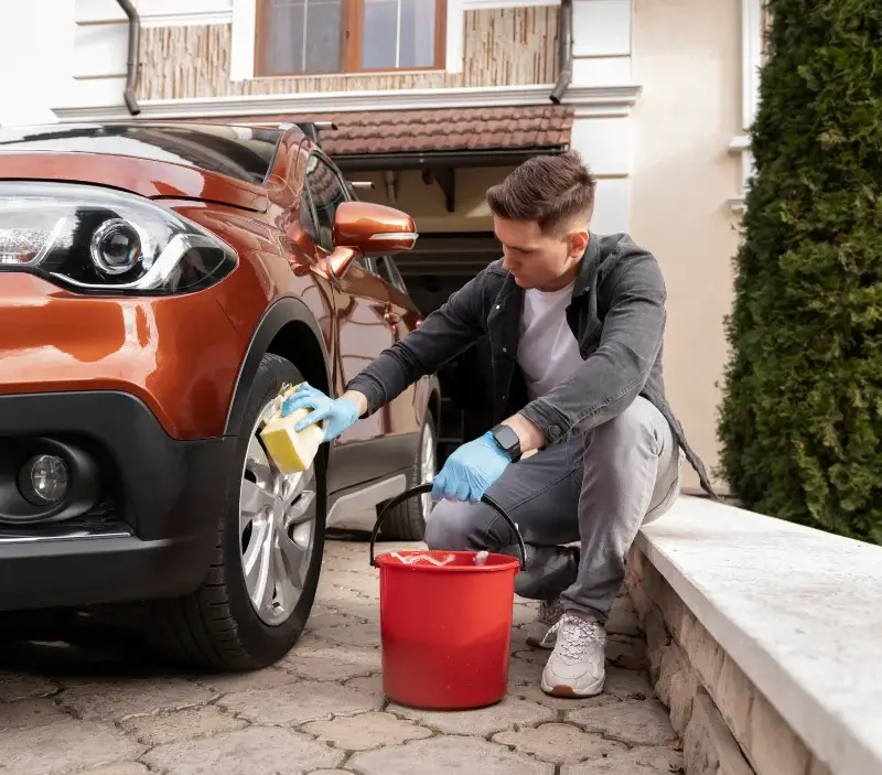 Lavage auto à domicile Étricourt-Manancourt : professionnel intervenant sur un véhicule